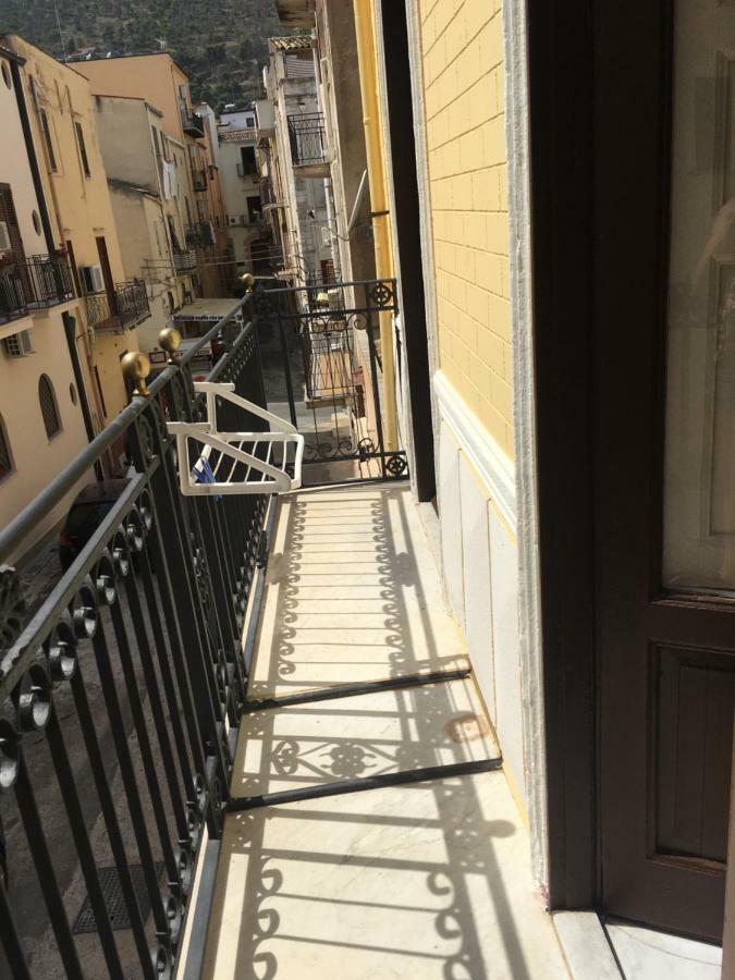 Casa Vacanze Mannina 卡斯泰拉马莱 外观 照片